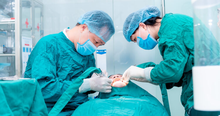 Trồng răng có đau như nhiều người tưởng tượng?