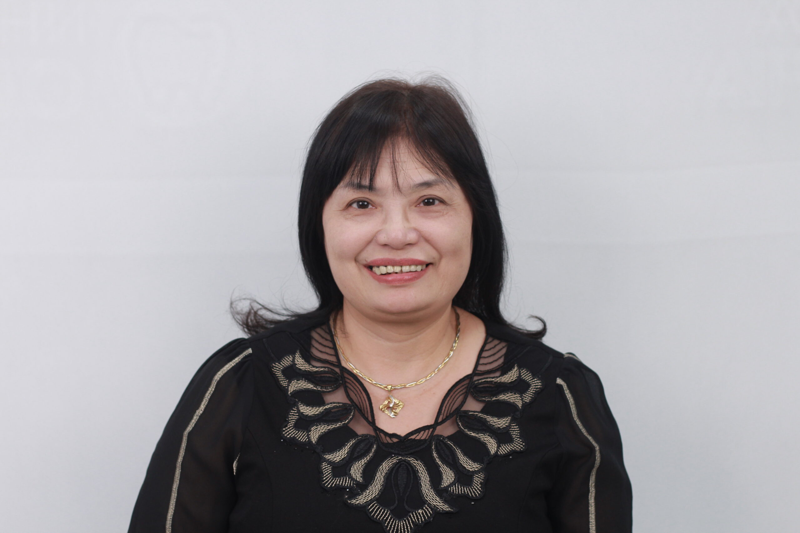 Cô Minh Hằng cười rất tươi trong bức ảnh này nhưng nụ cười nhưng đường cười bị hướng xuống dưới