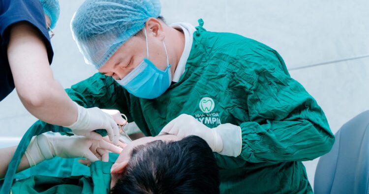 trồng răng implant có đau không