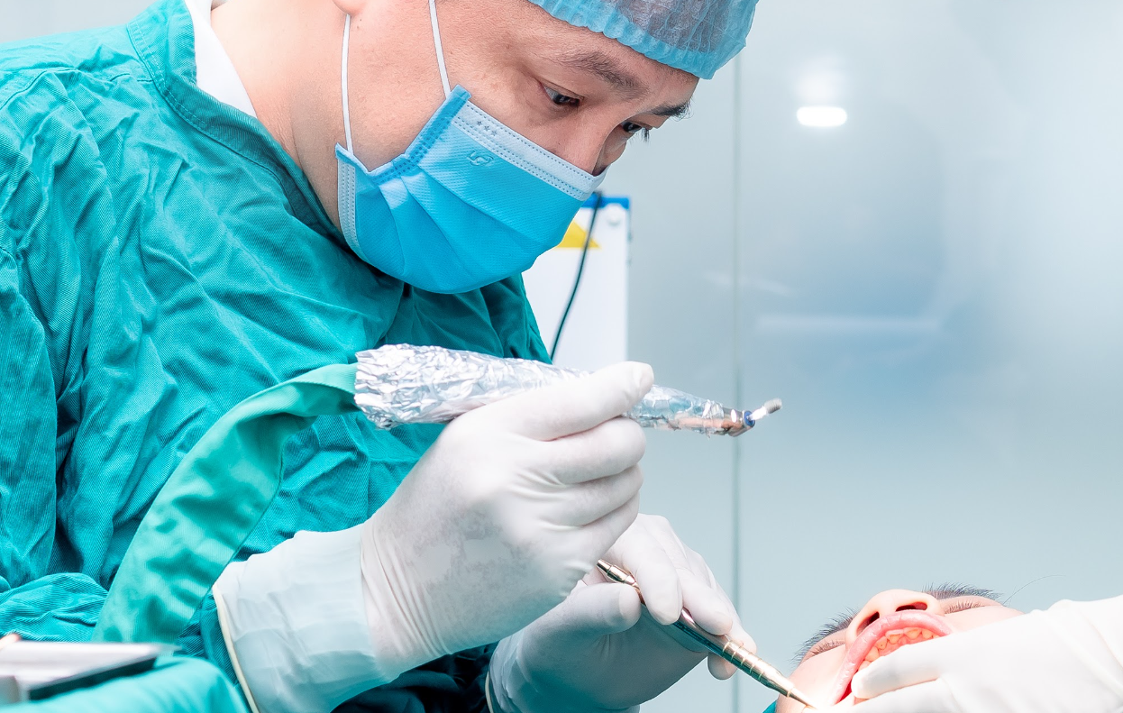 "Mổ xẻ" bảng giá trồng răng Implant chi tiết (Từ một phòng khám uy tín)