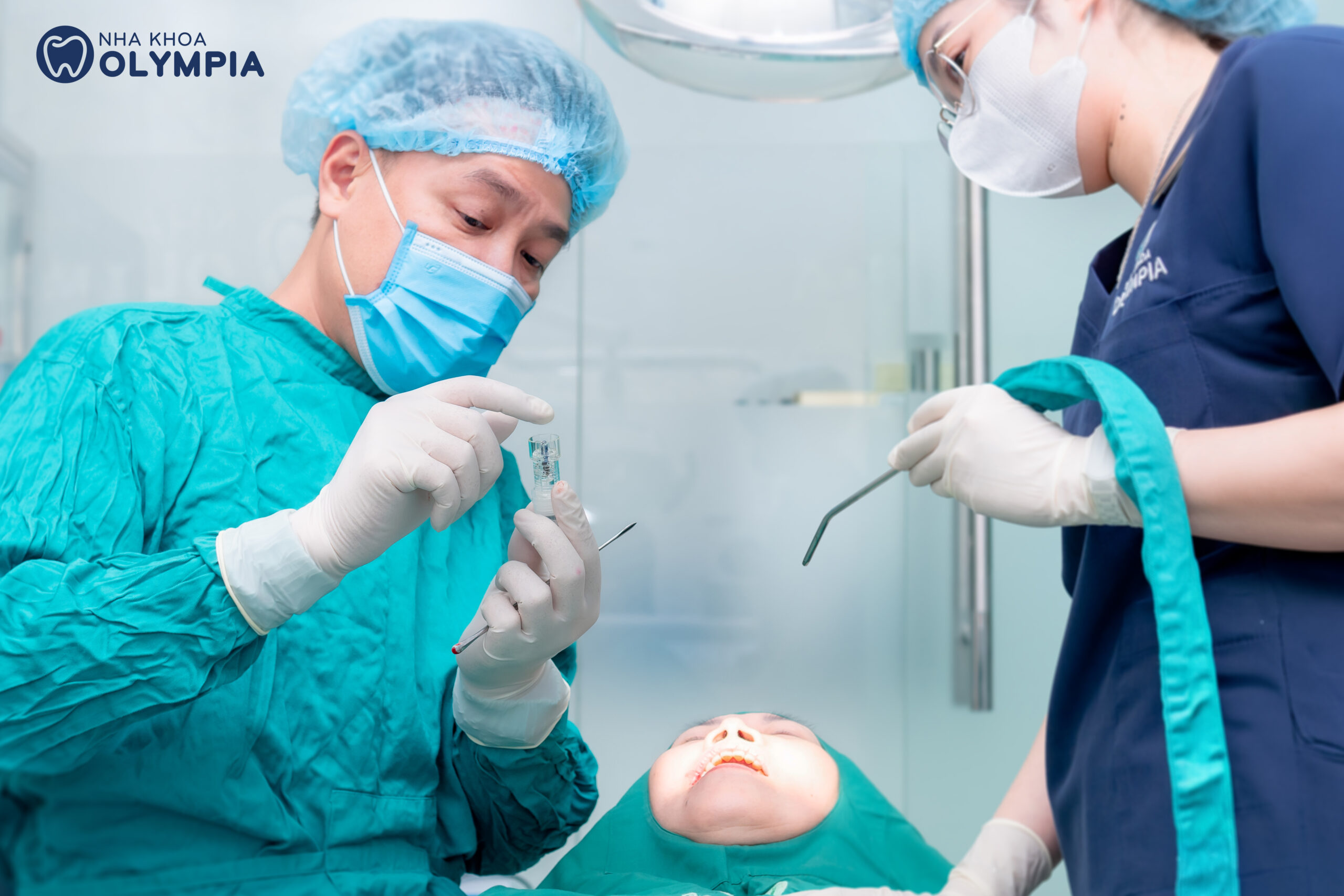 Thụy Sĩ (Neodent, Straumann): Đây là phân khúc "cao cấp". Họ đi tiên phong trong việc nghiên cứu bề mặt implant